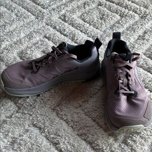 Altra Womens Lone Peak Athletic Shoes in Purple .